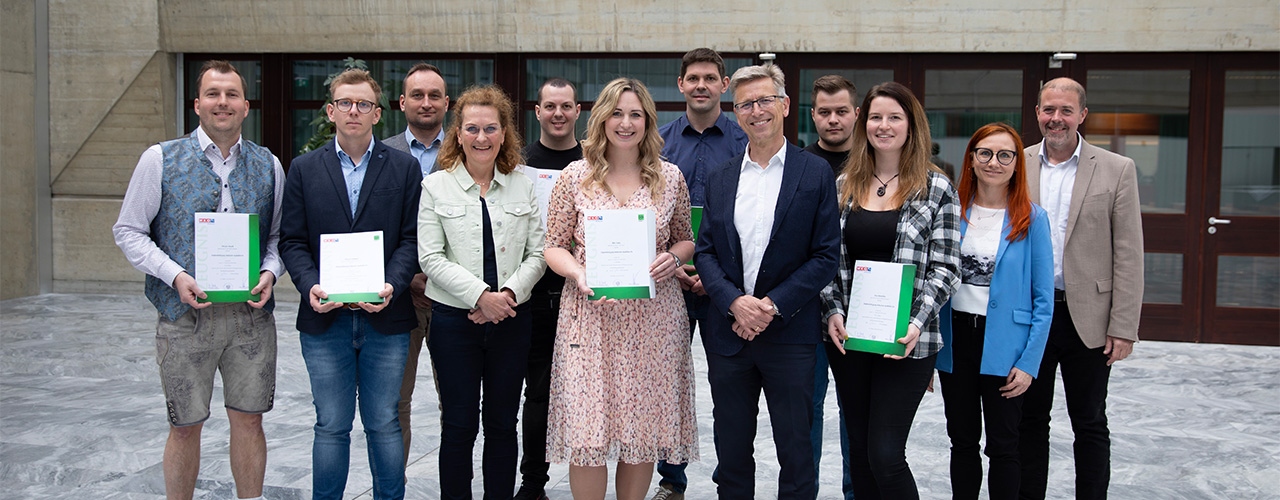 Fachgruppenobmann Helmut Schwarzl (5. v. re.) WIFI-Produktmanagerin Ulrike Weber (4. v. li.) , Alexandra Cahak (2. v. re., WKNÖ - Sparte Industrie) und Leiter der Abteilung Bildung in der WKNÖ Stefan Gratzl (rechts) mit den stolzen Absolvent:innen des Diplomlehrganges Industrie-Ausbilder:in. Foto: Anja Grundböck /images/HeroSlider/Industrie Ausbilder.jpg